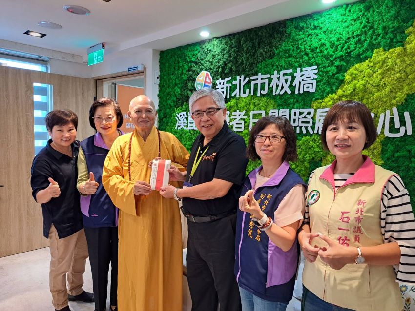 《圖說》懷仁基金會釋宗道法師（左3）在會場捐贈10萬元給伊甸社會福利基金會，由董事長陳宇昭（右3）代收。〈社會局提供〉