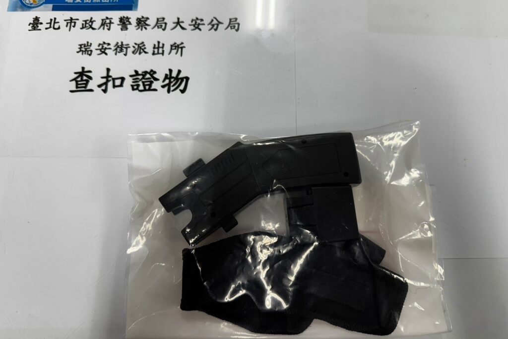 Uber司機持電擊槍恐嚇Uber外送員 警方循線查獲送辦 2 MEITU 20250927 144758493