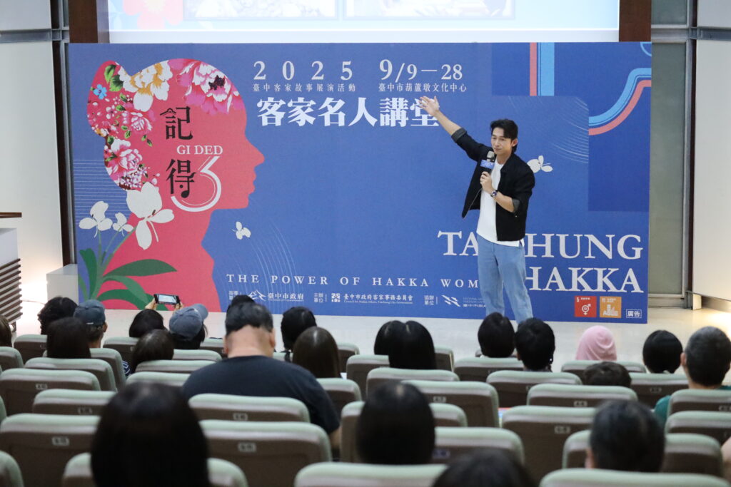 中市客委會客家名人講堂 温昇豪分享演藝路上的客家記憶 1 %E6%B8%A9%E6%98%87%E8%B1%AA%E5%88%86%E4%BA%AB%E8%87%AA%E5%B7%B1%E5%8F%83%E8%88%87%E9%81%8E%E7%9A%84%E5%AE%A2%E5%AE%B6%E4%BD%9C%E5%93%81 %E8%81%BD%E7%9C%BE%E5%B0%88%E6%B3%A8%E8%81%86%E8%81%BD