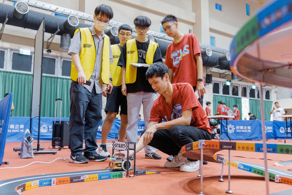 2025高雄盃機器人挑戰賽 科技寶經典賽 3 圖▲自駕車創客賽立體賽道挑戰機電整合。