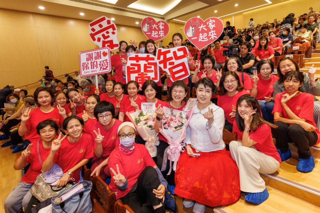 簡文秀返鄉獻唱「奇異恩典」 慈濟宜蘭園區「歡唱滿人間」中秋夜嗨翻千人 3 S 30892268