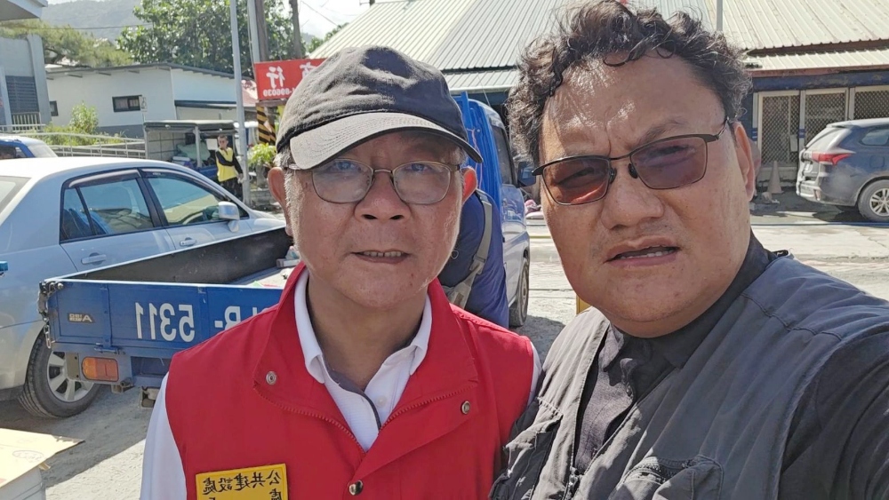 圖▲中原大學副教授魯瑪夫博士(右)前進災區關懷。