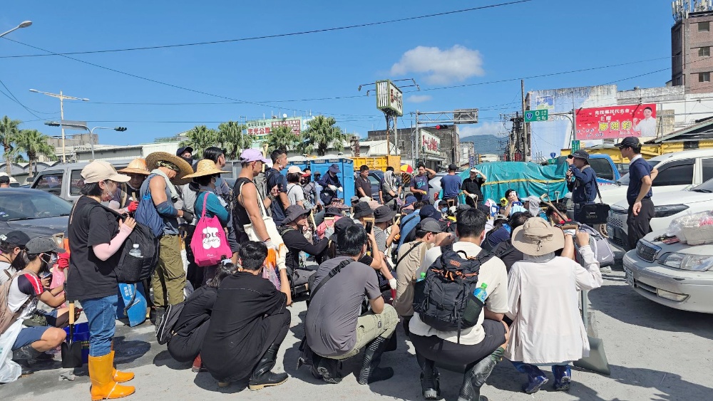 圖▲魯瑪夫博士帶著團隊赴災區探視。