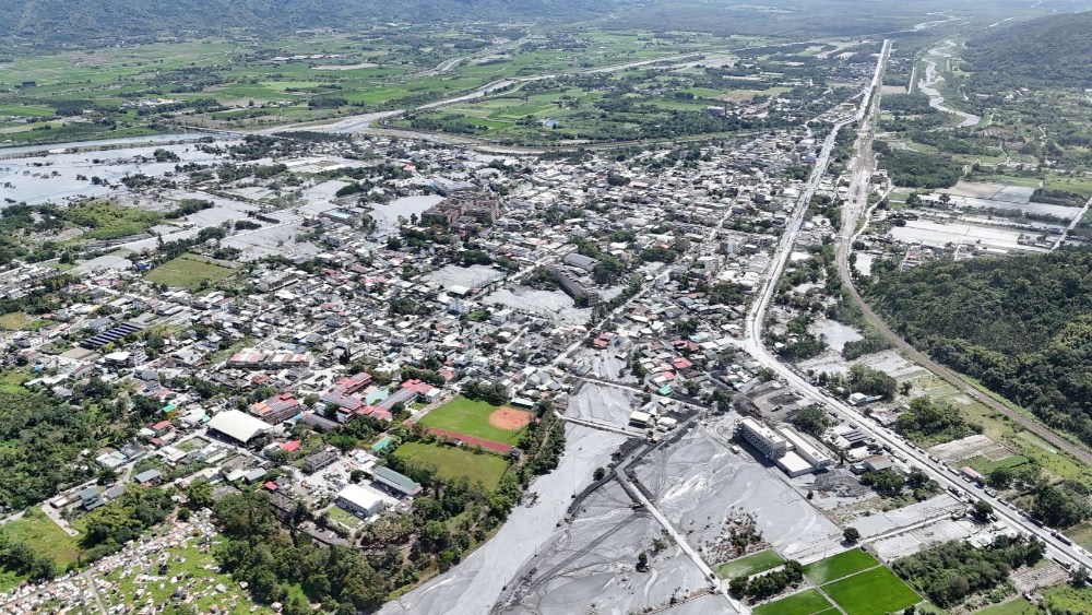 圖▲用愛全力支援滿目瘡痍的災區。