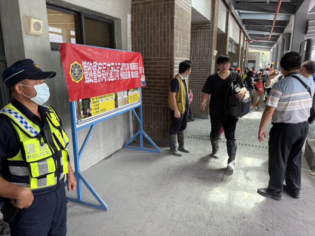 鐵警花蓮分局於光復車站設置機動派出所 加強站區疏導及防詐宣導 守護災民及旅運安全 11 %E4%B8%80 99