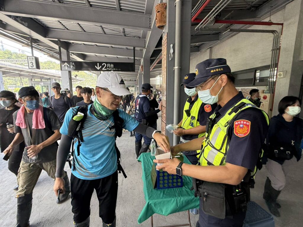 鐵警花蓮分局於光復車站設置機動派出所 加強站區疏導及防詐宣導 守護災民及旅運安全 12 %E4%BA%8C 42