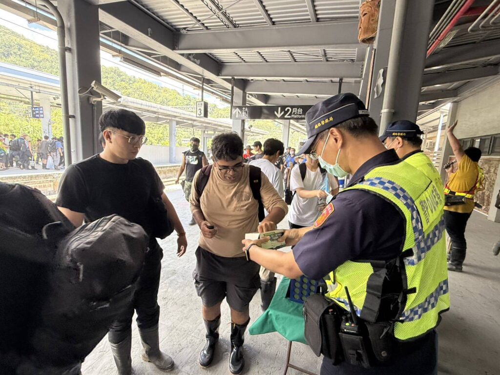 鐵警花蓮分局於光復車站設置機動派出所 加強站區疏導及防詐宣導 守護災民及旅運安全 13 %E4%B8%89 30