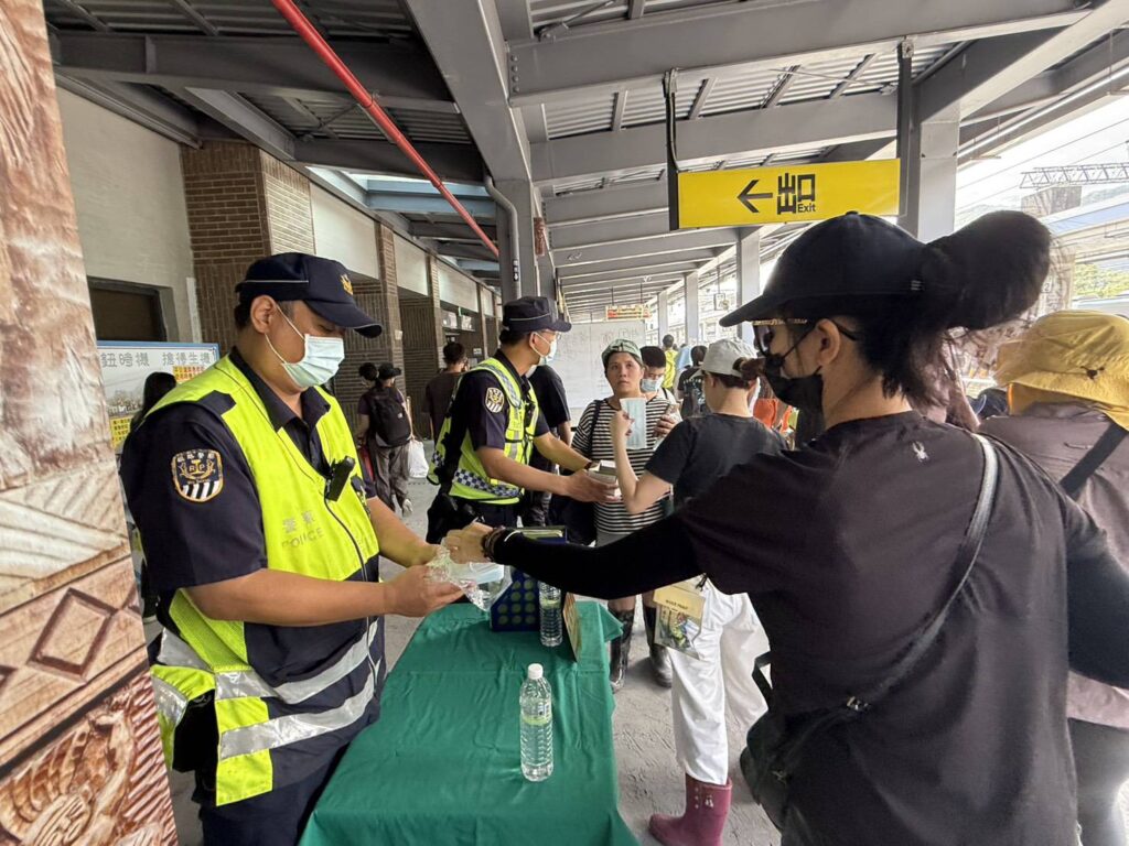 鐵警花蓮分局於光復車站設置機動派出所 加強站區疏導及防詐宣導 守護災民及旅運安全 15 1759037214446