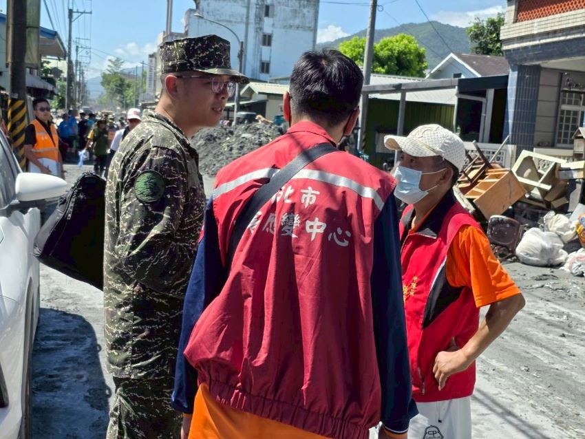 加速光復環境復原 新北環保局出動20輛機具 1 《圖說》新北市環保局與國軍共同合作執行災後復原作業。〈環保局提供〉