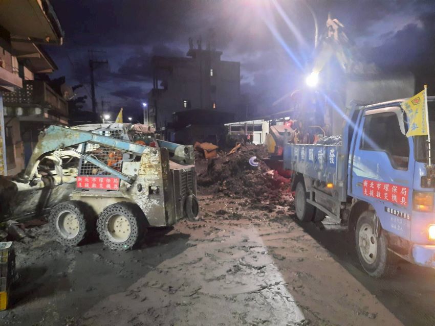 加速光復環境復原 新北環保局出動20輛機具 2 《圖說》新北市支援人員夜間持續加班清理淤泥。〈環保局提供〉