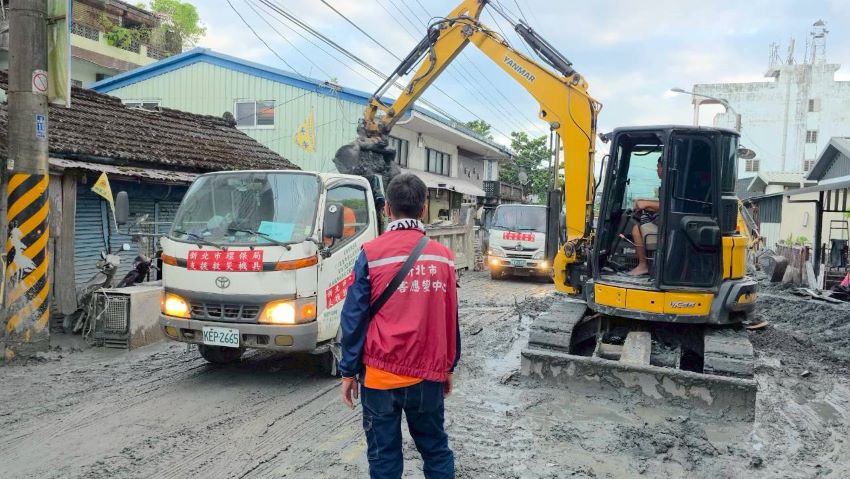 加速光復環境復原 新北環保局出動20輛機具 3 《圖說》搭配自主前往民眾駕駛怪手共同作業。〈環保局提供〉