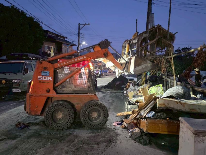 加速光復環境復原 新北環保局出動20輛機具 4 《圖說》清理民眾排出的廢棄物。〈環保局提供〉