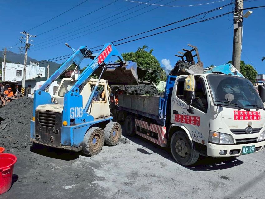 加速光復環境復原 新北環保局出動20輛機具 5 《圖說》鏟裝機與卡車搭配清除淤泥作業。〈環保局提供〉