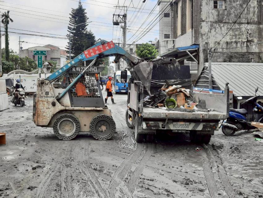 加速光復環境復原 新北環保局出動20輛機具 6 《圖說》鏟裝機清除淤泥及廢棄物。〈環保局提供〉