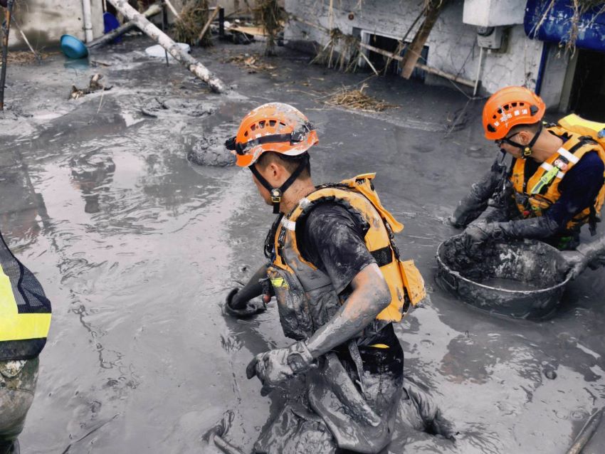 《圖說》新北消今日持續派遣特搜人員投入搜尋與災後清理行動。〈消防局提供〉