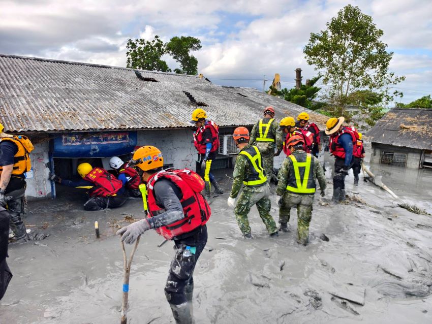 《圖說》佛祖街46巷堪查開挖搜尋任務。〈消防局提供〉