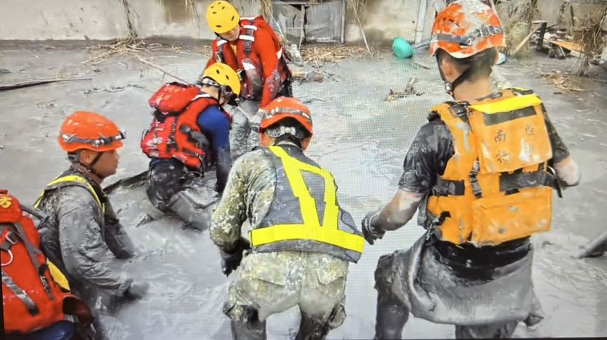 《圖說》特搜人員泥濘中不畏辛苦進行搜尋。〈消防局提供〉