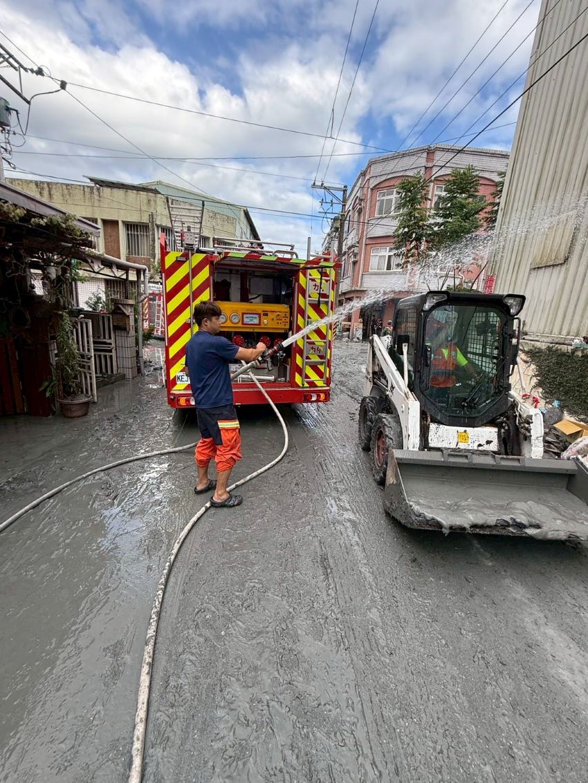 《圖說》水箱車至和平街協助道路清理任務。〈消防局提供〉