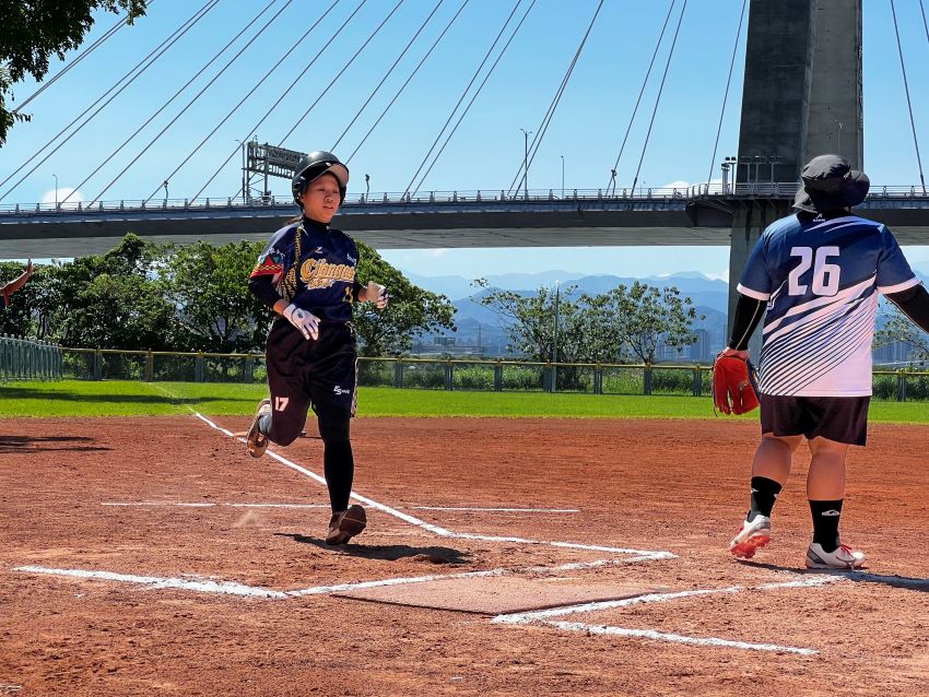 《圖說》選手奔跑在壘包之間，腳下揚起塵土。〈原民局提供〉