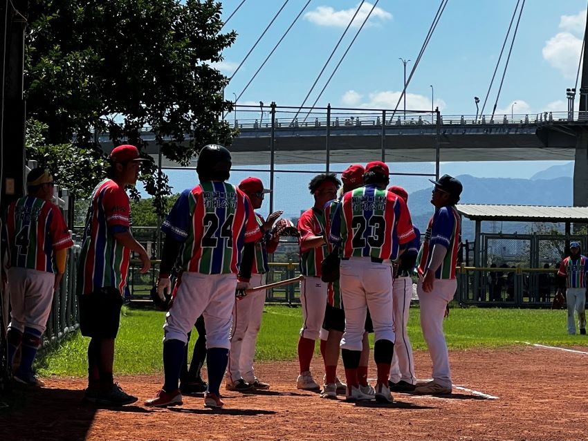 《圖說》球員神情專注討論戰術中。〈原民局提供〉