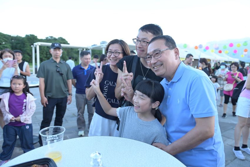 《圖說》新北市首屆「2025潮月新莊」系列活動，在新莊廟街與新月廣場盛大開幕，侯友宜市長親臨現場，與市民朋友一同歡慶中秋佳節。〈經發局提供〉