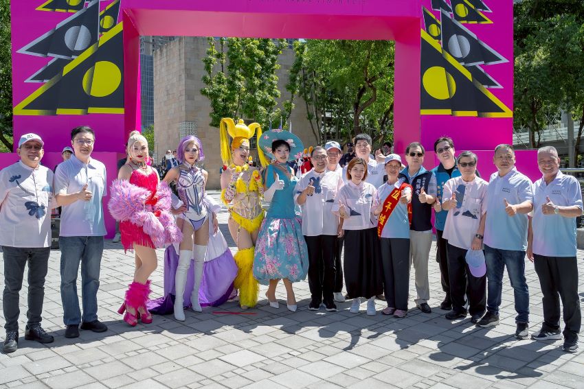 《圖說》新北市議會副議長陳鴻源、瘋家皇后、市長侯友宜、客家局長劉冠吟、客委會副主委邱星崴等於入口意象前合影。〈客家局提供〉