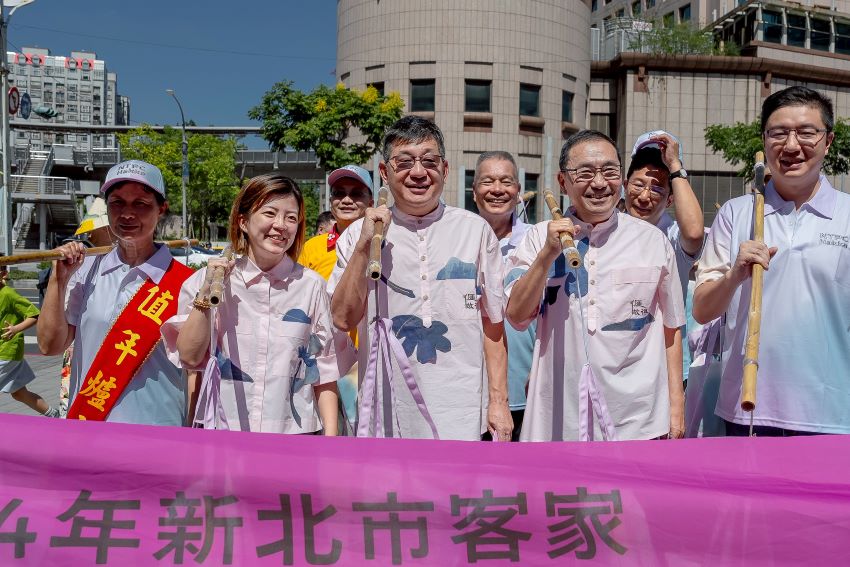 《圖說》主新北市客家才藝協會-陳明珠、客家局長劉冠吟、新北市議會副議長陳鴻源、市長侯友宜共同挑擔踩街進會場。〈客家局提供〉