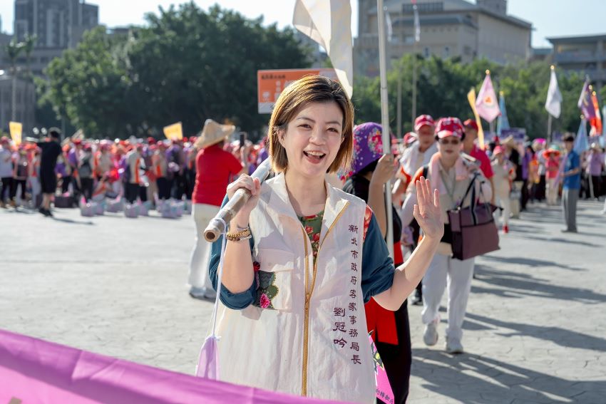 《圖說》客家局長劉冠吟挑擔奉飯出發。〈客家局提供〉