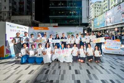 「跨學科·Co-Explore全港中學生創作大賽2025」得獎隊伍代表齊聚旺角The Forest,接受獎狀頒授。香港浸會大學跨學科本科課程部總監暨首席講師何詠茵博士(後排左七)及香港遊樂場協會副總幹事(文化及體藝部)饒奕明先生(後排左八)為得獎隊伍頒獎,並合影留念。 「跨學科·Co-Explore全港中學生創作大賽2025」得獎隊伍代表齊聚旺角The Forest,接受獎狀頒授。香港浸會大學跨學科本科課程部總監暨首席講師何詠茵博士(後排左七)及香港遊樂場協會副總幹事(文化及體藝部)饒奕明先生(後排左八)為得獎隊伍頒獎,並合影留念。