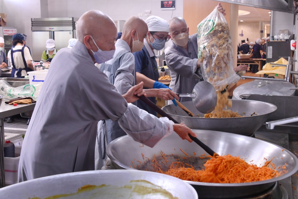 熱騰騰的素食便當 慈濟行動廚房撐起「鏟子超人」的體力與心力 1 圖▲慈濟「鏟子超人」愛心便當。