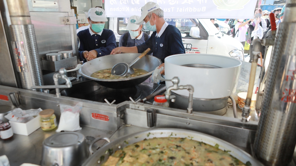 熱騰騰的素食便當 慈濟行動廚房撐起「鏟子超人」的體力與心力 2 圖▲慈濟動員志工一天製作超過7千份便當。