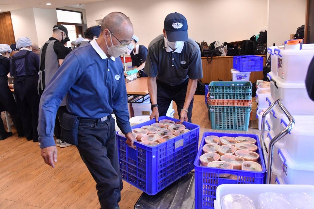 熱騰騰的素食便當 慈濟行動廚房撐起「鏟子超人」的體力與心力 3 圖▲許多愛心素食店家用食物溫暖人心。