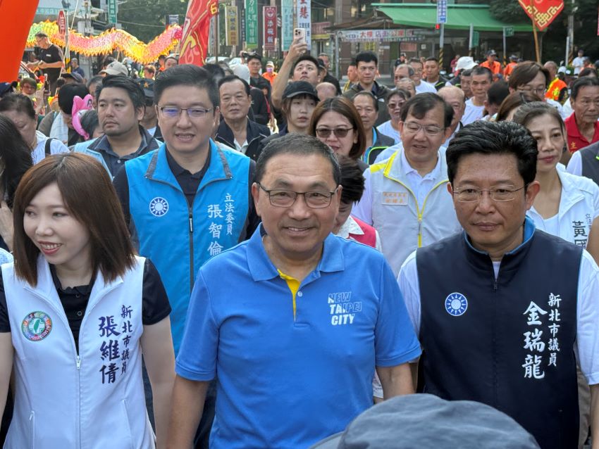 土地公聯合遶境嘉年華 中和里民沿途設香案恭迎神駕 2 《圖說》市長侯友宜出席由中和區九間福德正神廟宇所共同舉辦的「114年度土地公遶境祈福嘉年華」。〈民政局提供〉