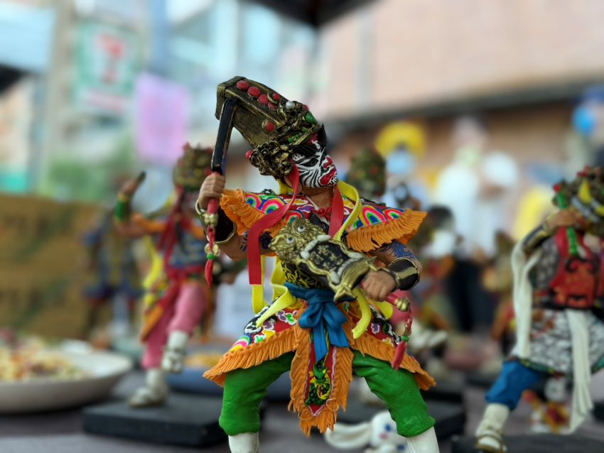 土地公聯合遶境嘉年華 中和里民沿途設香案恭迎神駕 3 《圖說》嘉年華現場有許多特色攤位,此圖為麵粉製作的八家將公仔。〈民政局提供〉