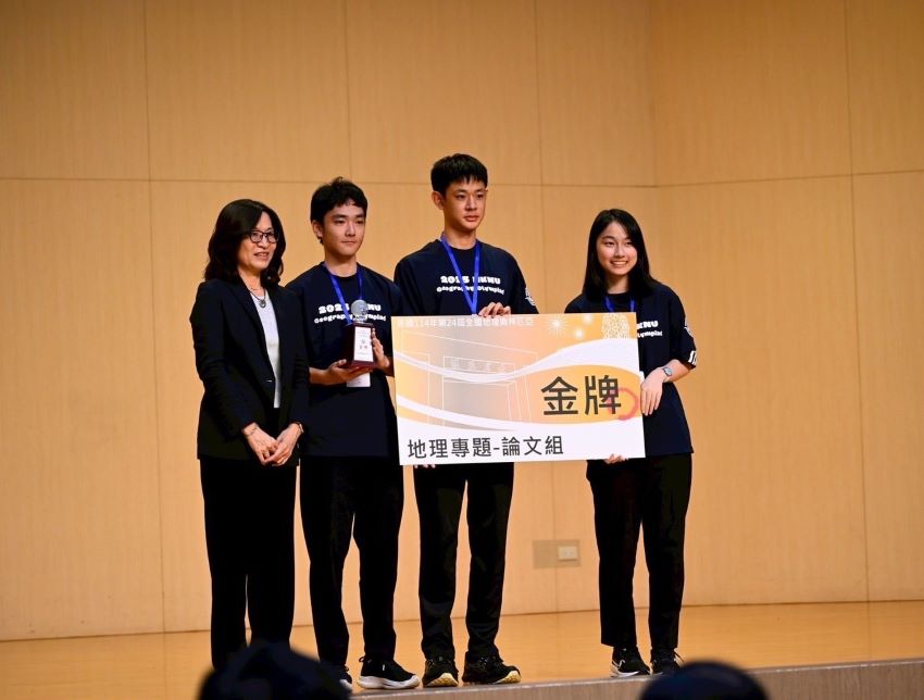 《圖說》專題論文組金牌合影。〈教育局提供〉
