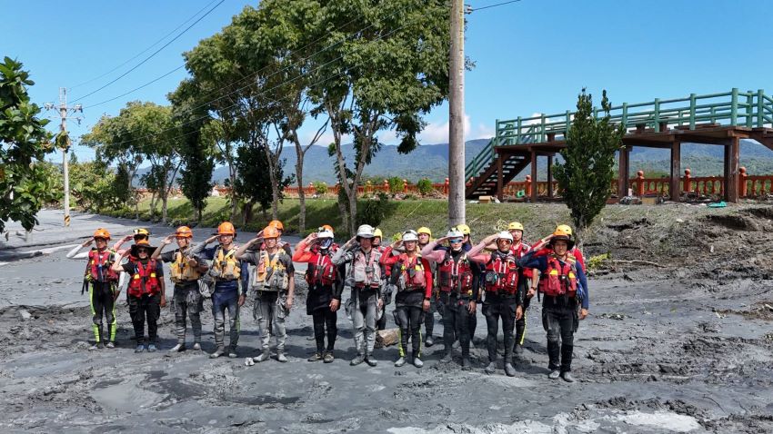 《圖說》新北特搜於支援任務結束後向這片受難土地致上最深的敬意。〈消防局提供〉