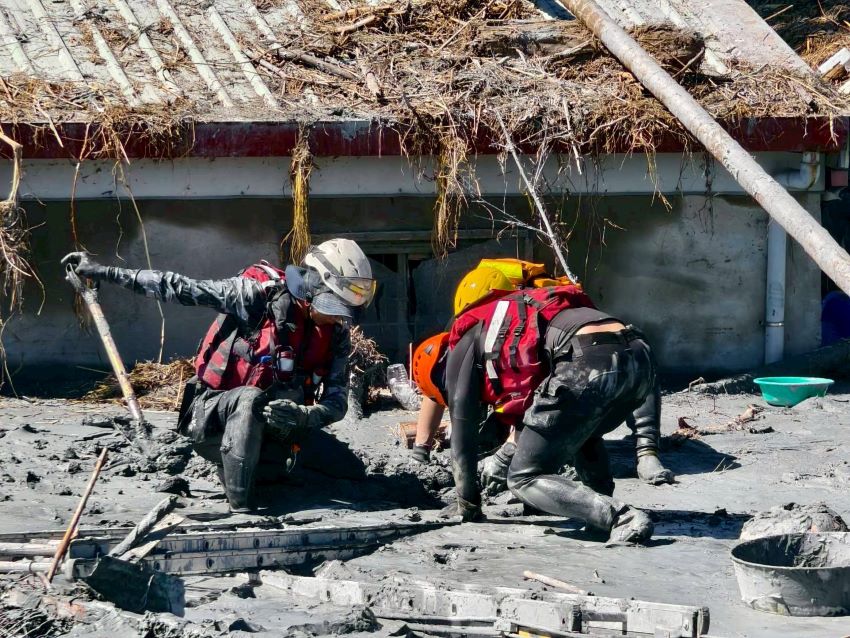 《圖說》新北特搜徒手開挖，冒著泥水灌流與建物倒塌危險深入屋舍。〈消防局提供〉