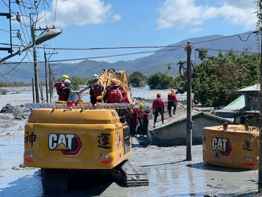 《圖說》新北特搜剷土機具，協助地方逐步恢復環境。〈消防局提供〉
