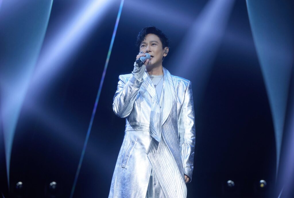 張信哲《未來式Our Story》海外開跑 首站拉斯維加斯盛大啟航 2 %E4%B8%8B%E5%8D%883.02 2025 9 29%E7%9A%84%E5%BD%B1%E5%83%8F