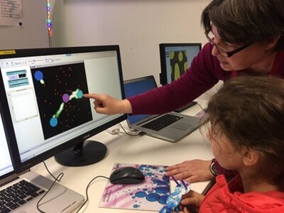 學生在探索 NetLogo 模型，了解螞蟻如何集體覓食