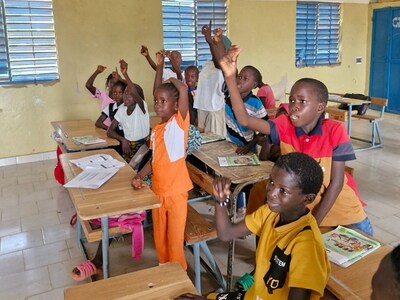 學生在 ARED 雙語輔導課程中進行互動學習