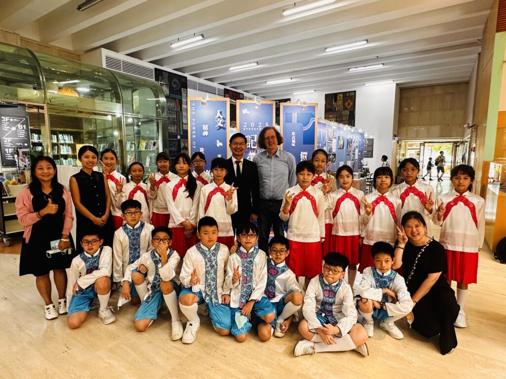 德國漢學權威蘇費翔訪台 參與台中祭孔大典與客家音樂會 3 %E6%B1%9F%E4%BF%8A%E9%BE%8D%E4%B8%BB%E5%A7%94 %E8%98%87%E8%B2%BB%E7%BF%94%E4%B8%BB%E4%BB%BB%E8%88%87%E6%9D%B1%E5%8B%A2%E5%9C%8B%E5%B0%8F%E5%9C%8B%E6%A8%82%E5%9C%98%E5%B8%AB%E7%94%9F%E5%90%88%E5%BD%B1