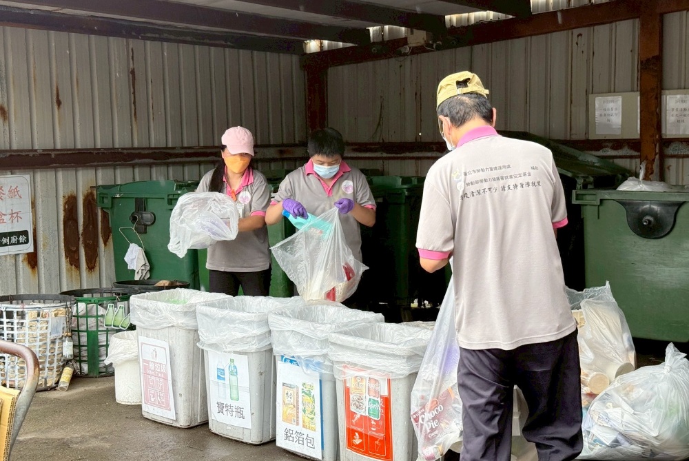 結合古蹟文化、觀光與職業重建服務 三軍總醫院北投分院附設庇護工場暨地熱谷庇護工場 3 圖▲三軍總醫院北投分院內的庇護夥伴,正在進行垃圾分類。
