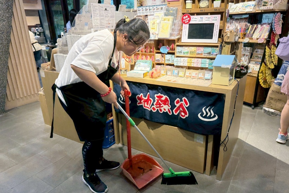 結合古蹟文化、觀光與職業重建服務 三軍總醫院北投分院附設庇護工場暨地熱谷庇護工場 4 圖▲地熱谷小舖的庇護夥伴,每天都掃地,維持店內環境整潔。