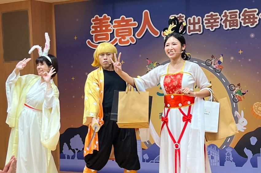 「億騎 #尋找善意人」第3億名幸運兒 禮物一年份定期票 3 《圖說》「#尋找善意人」記者會開場短劇。〈記者葉柏成攝〉