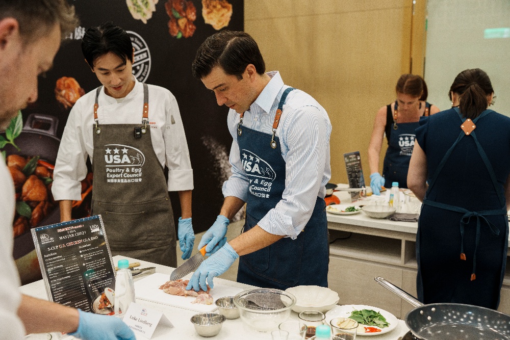 美國農業部次長訪台 推廣美國雞肉 中西合璧刈包體驗展現台美飲食交流 2 ▲主廚楊盛堯(左)指導次長林德伯格(右)料理美國雞肉,一同體驗美國雞肉的美味魅力。(圖/美國家禽蛋品出口協會提供)