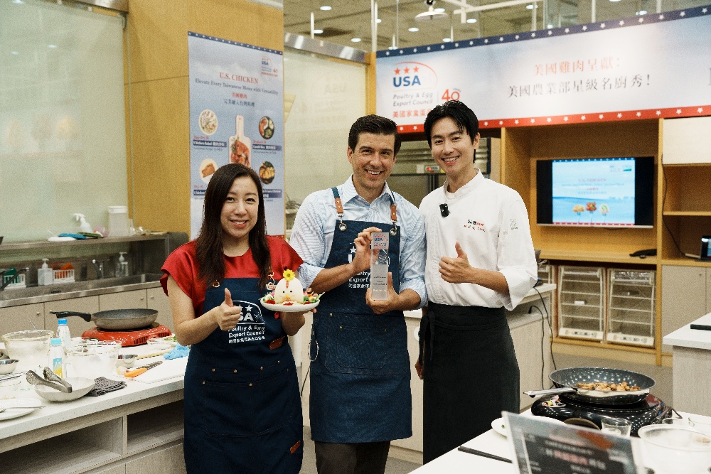 美國農業部次長訪台 推廣美國雞肉 中西合璧刈包體驗展現台美飲食交流 3 ▲由次長林德伯格親手製作的三杯美國雞肉刈包,以可愛造型的擺盤驚豔全場,榮獲最佳擺盤獎;USAPEEC香港及台灣總監江嘉詠(左)與主廚楊盛堯(右)一同頒獎見證。