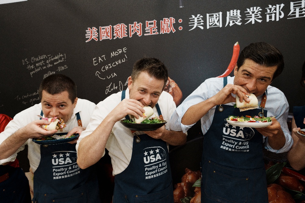 美國農業部次長訪台 推廣美國雞肉 中西合璧刈包體驗展現台美飲食交流 4 ▲美國在台協會農業組 副組長 白皓宇(左), 組長 漢夢閣(中), 次長林德伯格(右)開心品嚐三杯美國雞肉刈包,大讚美味。