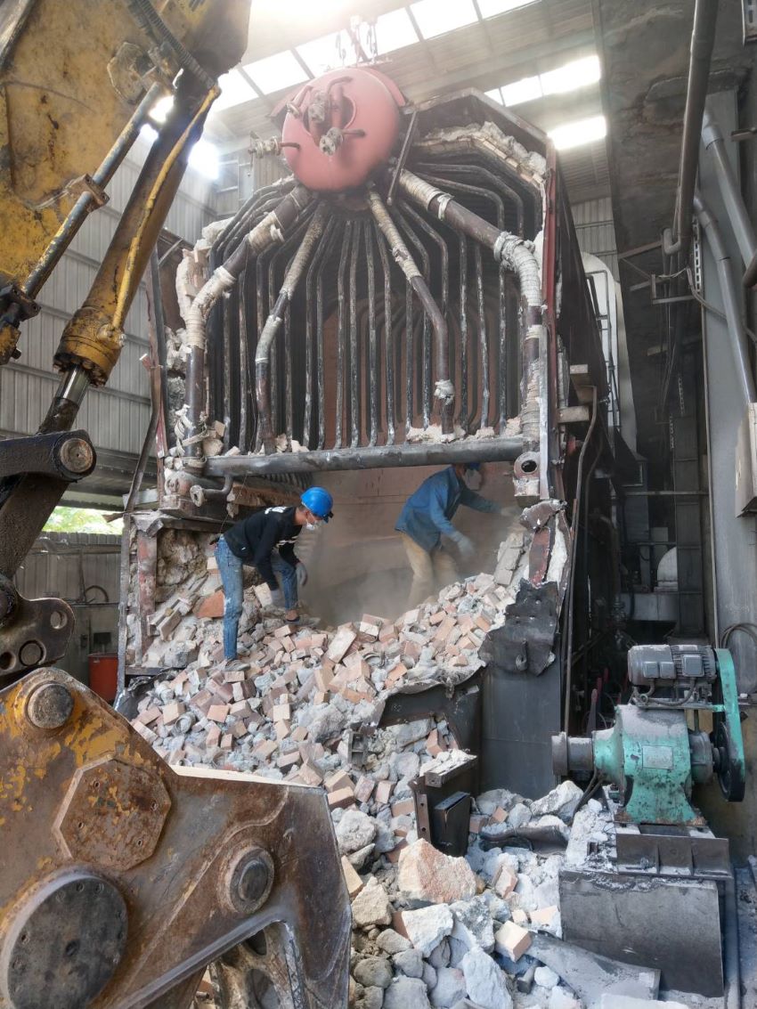 國際專家分享新解方 能源轉型暨無煤城市成果交流新北登場 5 《圖說》廠商自主拆除燃煤鍋爐現場。〈環保局提供〉