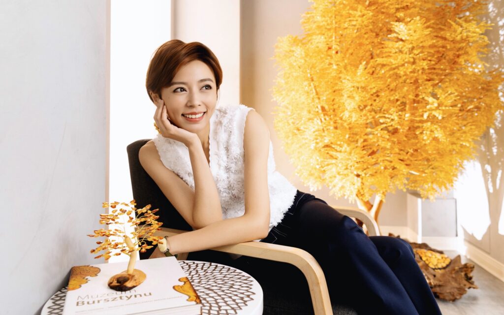 「琥珀女王小劉姐」傳授王瞳做生意訣竅:財神最怕髒 1 %E4%B8%8B%E5%8D%883.07 2025 9 30%E7%9A%84%E5%BD%B1%E5%83%8F